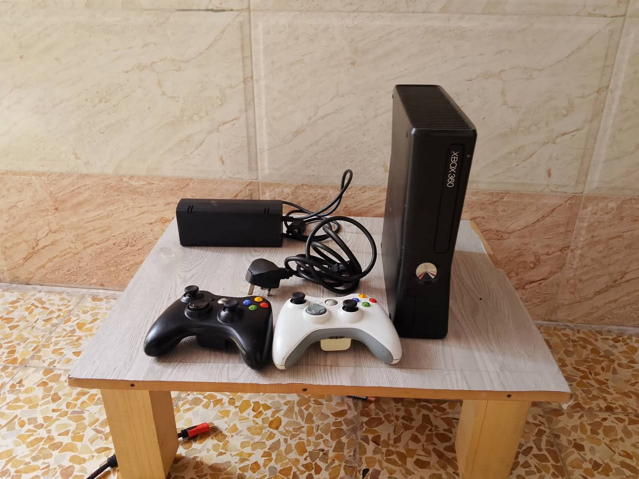 اكس بوكس 360 للبيع
نضيف اخو الجديد مستعمل شي قليل 
من المانيا وصلنا
كامل مع ملحقاته
يدات اصليه
محولة الاصلي 
75 لعبه 
سعر 125 بي مجال بسيط
موصل حي البكر اسفسار اكثر  
*********** بي واتساب
