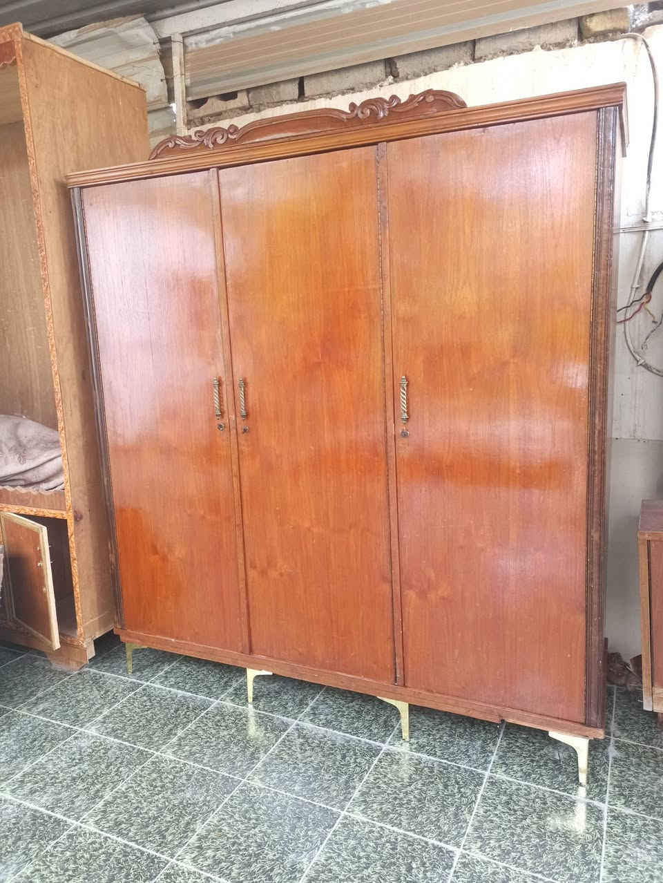 كنتور 3 باب انتيكا حطاطه صاج داخل خارج نضافه فول رجلين
الشراي يتصل ***********... يوجد توصيل ....
