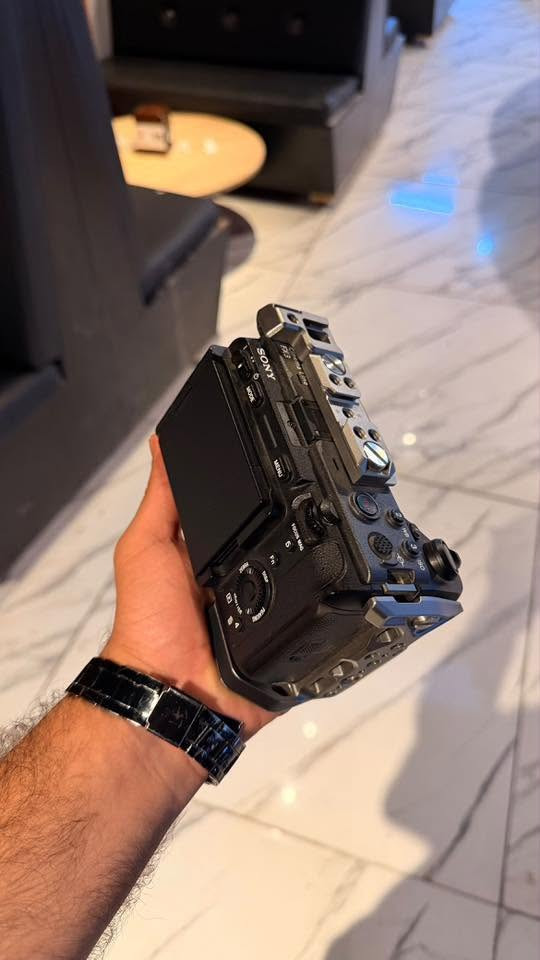 للبيع معدات تصوير احترافية بحالة الزيرو
كاميرا سوني FX3A نظافة 100%
الشتر 900 صورة فقط بحكم الجديدة تماماً
المعدات قمة في النظافة والاستخدام شخصي وخفيف جداً وفرصة ممتازة للي يبحث عن نظافة الوكالة بسعر أحسن  من السوق
عدم التواجد مستمر على مواقع التواصل الاجتماعي
التواصل المباشر والجادين فقط عبر الاتصال على الرقم: [***********]
