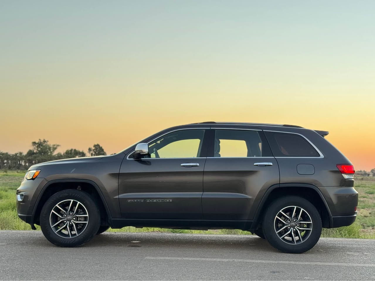 السلام عليكم

جيب موديل 2020 لميتيد فول مواصفات  
حااادث خلفي بدون ايرباك 
المحرك : V6.  3.6L
ماشيه 97 الف كيلو متر حقيقي جديده كلش
بيها  الجاملق الخلفي والباب صبغ  
 رقم بغداد بأسمي جاهزه من كلشي
المواصفات 
* دفع رباعي 4x4 . 
* سقف بانوراما . 
* شاشه كبيرة 8.4 انج . 
* ستيرن كهربائي . 
* المصابيح الأمامية زنون . 
* كشافات الضباب زنون .     
* تشغيل عن بعد .
* صندوق كهربائي .
* حفظ وضعيات الجلوس (ميموري) .
* المقاعد الأمامية كهربائية .
* المقاعد الأمامية تبريد وتدفئة .
* سستم صوت الباين. 12 سماعه مع دمام خلفي
* حساسات أمامية
* حساسات خلفية . 
* كاميرا خلفية .
* تدفئة ستيرن
* المرايا الجانبية قابلة للطي .
* مرايا متحسسه للضوء العالي . 
* بلوتوث تلفون . 
* محدد سرعة . 
* نظام التشغيل والاطفاء الاوتوماتيكي ( Auto Start System ) .
رادارات جانبية 
نقطه عمياء
وبعد بيها هواي مواصفات
السعر 188 وبيها مجال
العنوان بغداد 
للاستفسار ***********
*********** بغداد, العراق
