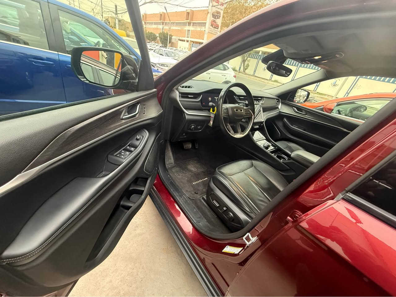 السلام عليكم جيب موديل 2022 / 7 راكب رقم بغداد بسمي ماشيه 40 حادثه بس جاملغ ايسره بدون دواخل بدون ايرباك بيه 3 قطع كلير من امريكه  بابين وجاملغ ايمنه فول مواصفات بنوراما سيارة مابيه نواقص حادثه مع منشور مكاني بغداد *********** السعر ب 255 ورقه بغداد, العراق
