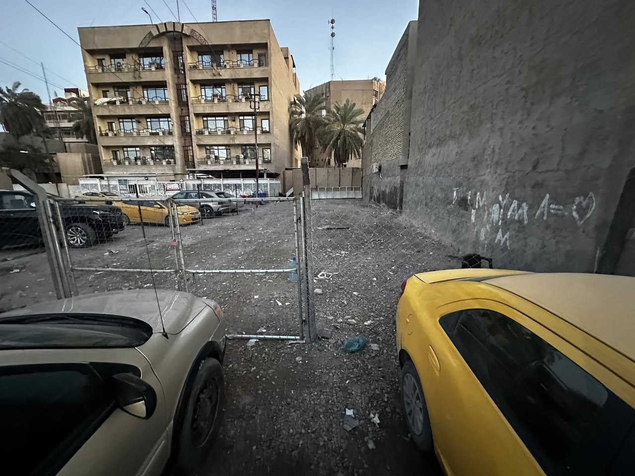 قطعة ارض 300 متر للايجار العنوان السعدون قرب وزارة الزراعة توجد بجانبها دائرة حكومية /مؤسسة الشهداء 
 تنفع تكون كراج أو كافيتيرايا 
المنطقة مزدحمة في جميع أوقات الدوام الرسمي 
للتواصل ***********
