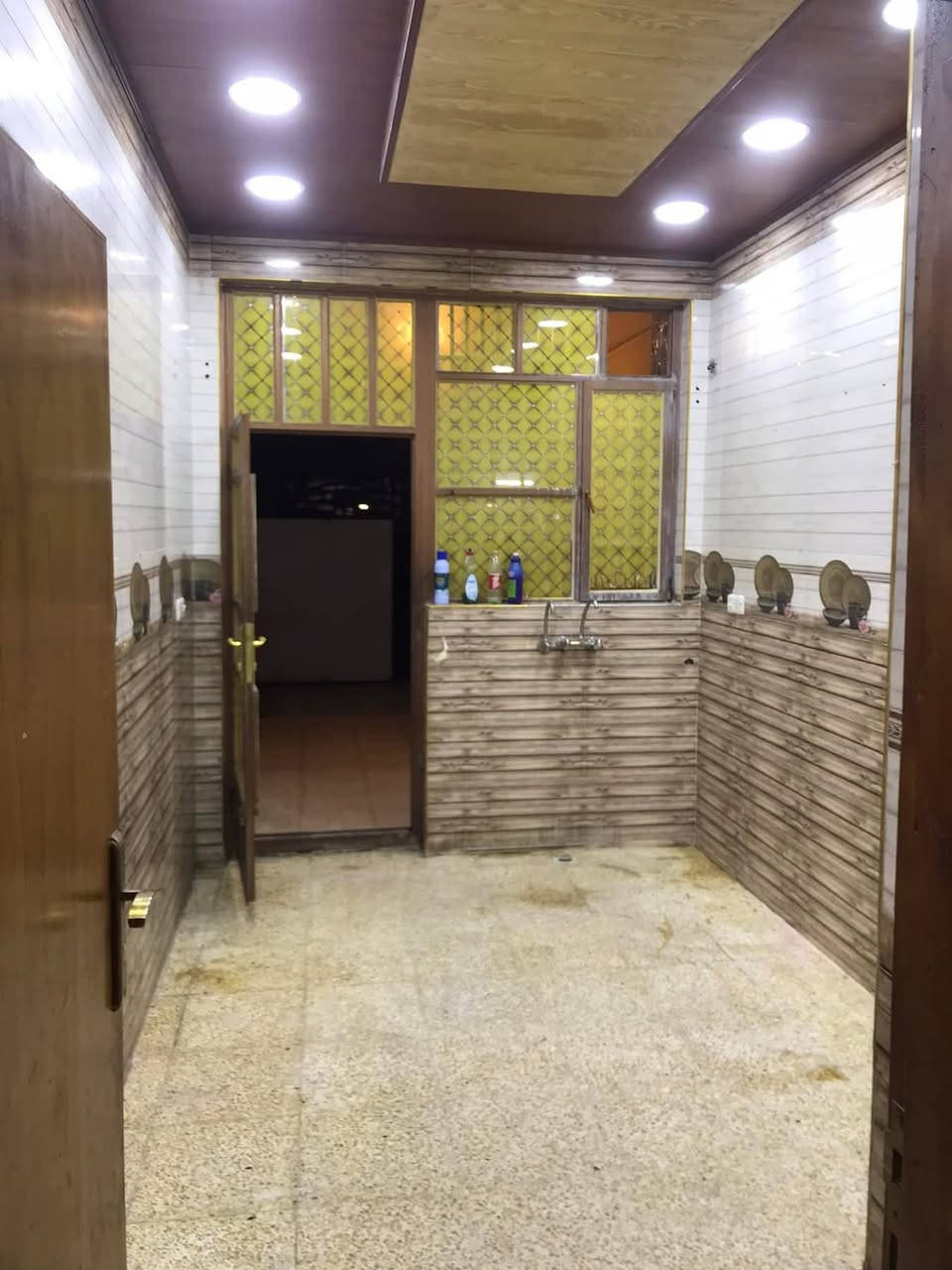 للإيجار         مشتمل طابق أرضي فقط منفصل معزول تماما مساحة 125 متر    غرفة نوم واحد     غرفة استقبال.      هول (صالة )     مبخ    حمام      تواليت شرقي   و غربي.    الزعفرانية ال 4 شوارع خلف مول فيروز.     للاستفسار    ***********
