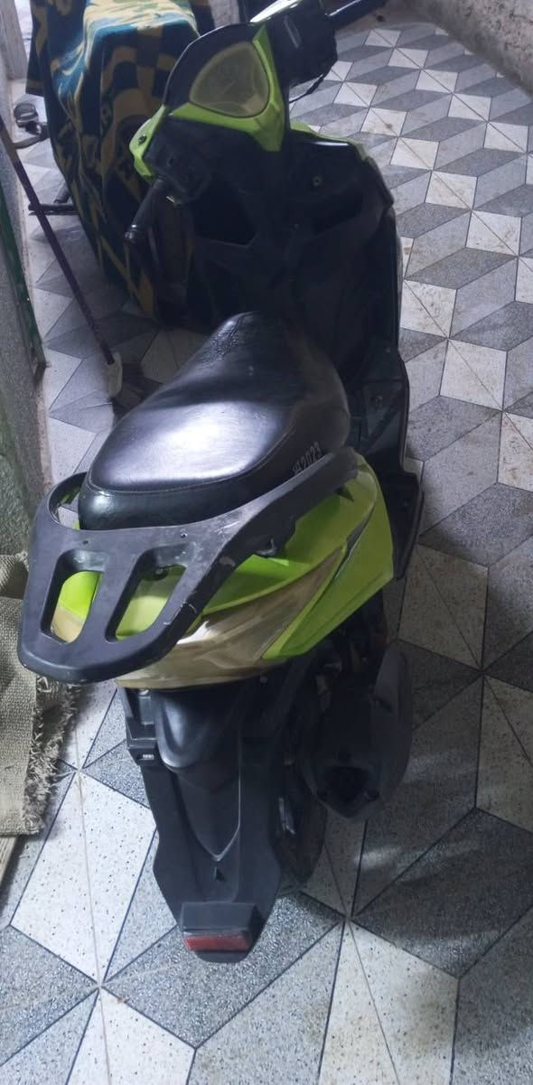 سلام عليكم دراجه للبيع موديل 23 
دراجه بيها دخانه يعني يرادلها تجفيت بس دراجه نضيفه 
سعرها 150 وبيها مجال مكاني حله حمزه الغربي 
رقم *********** متواجد واتساب دراجه اشغلها كدامك محركها نضيف مابي نضوح وناعمه مابيها صوت شراي راسلني وتدلل
