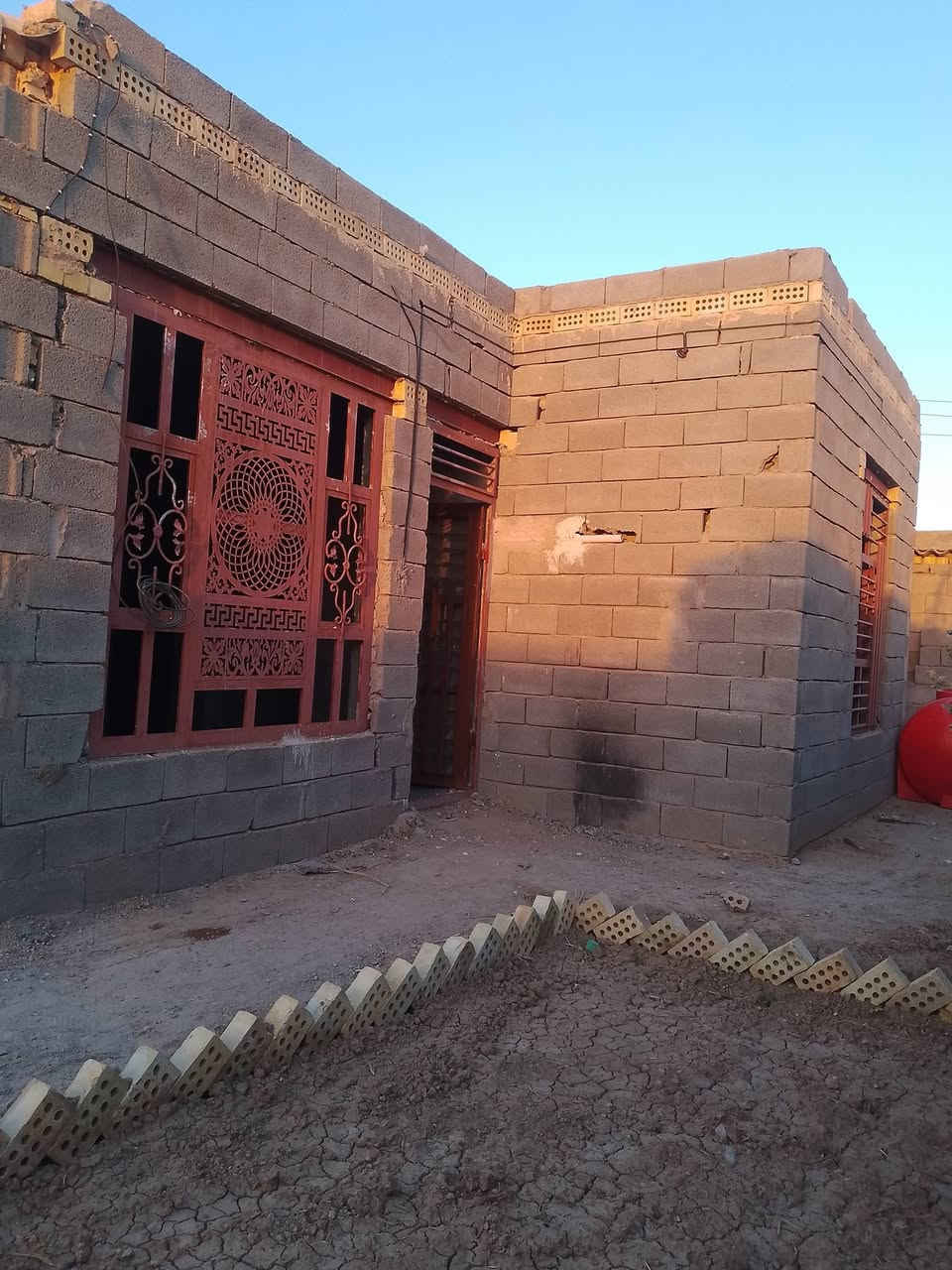 بيت للبيع قيد الانشاء مساحه 250 حي الزهراء خدمات ماء وكهرباء مدارس تبعد 200متر  عرض الشارع 10م باقي التفاصيل الاتصال على الرقم ***********
