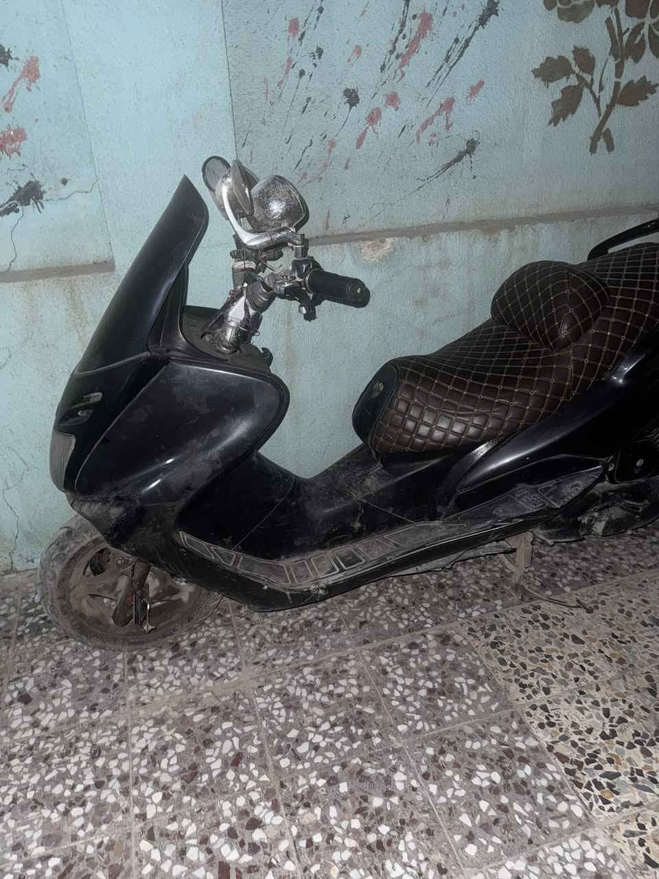 دراجه مسجته حجم واسط للبيع مكنيه نضيف جدا  فقط دبل امامي عطل  بحاجه الى فلوس محرك نضيف جدا فقط دبل امامي عطل  رقم موبايل ***********
