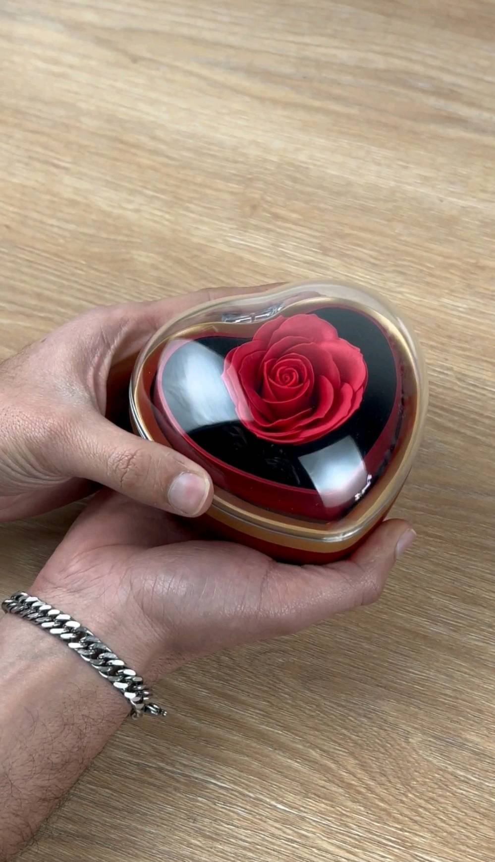 هدية حب على شكل قلب تضهر من الخارج كانها ورده وبس تفتحها تتحول لمحبس 💖
فيكتها حلوه ونازكه 🎀
اذا تريد شي يرهم لعيد الام او هديه لاختك او مرتك لو عندك عيد ميلاد او عيد زواج....لكلشي ترهم 🌝

يجي وياها صندوق خاص جاهز للاهداء مع بطاقه تكدر تكتب بيها الي تريده...شغله حلوه ومرتبه 

هل جمال كله بس بـ15 الف💖🎀
 ومتوفر توصيل لكافه محافظات العراق 

للطلب : ***********

ــــــــ&مخــــازن الشورجـــــة&ــــــــ
#هديه #ورد #تسوق #بيع #شراء #مخازن #هدايا #gift #عيدـالام #عيدـزواج #عيدـميلاد