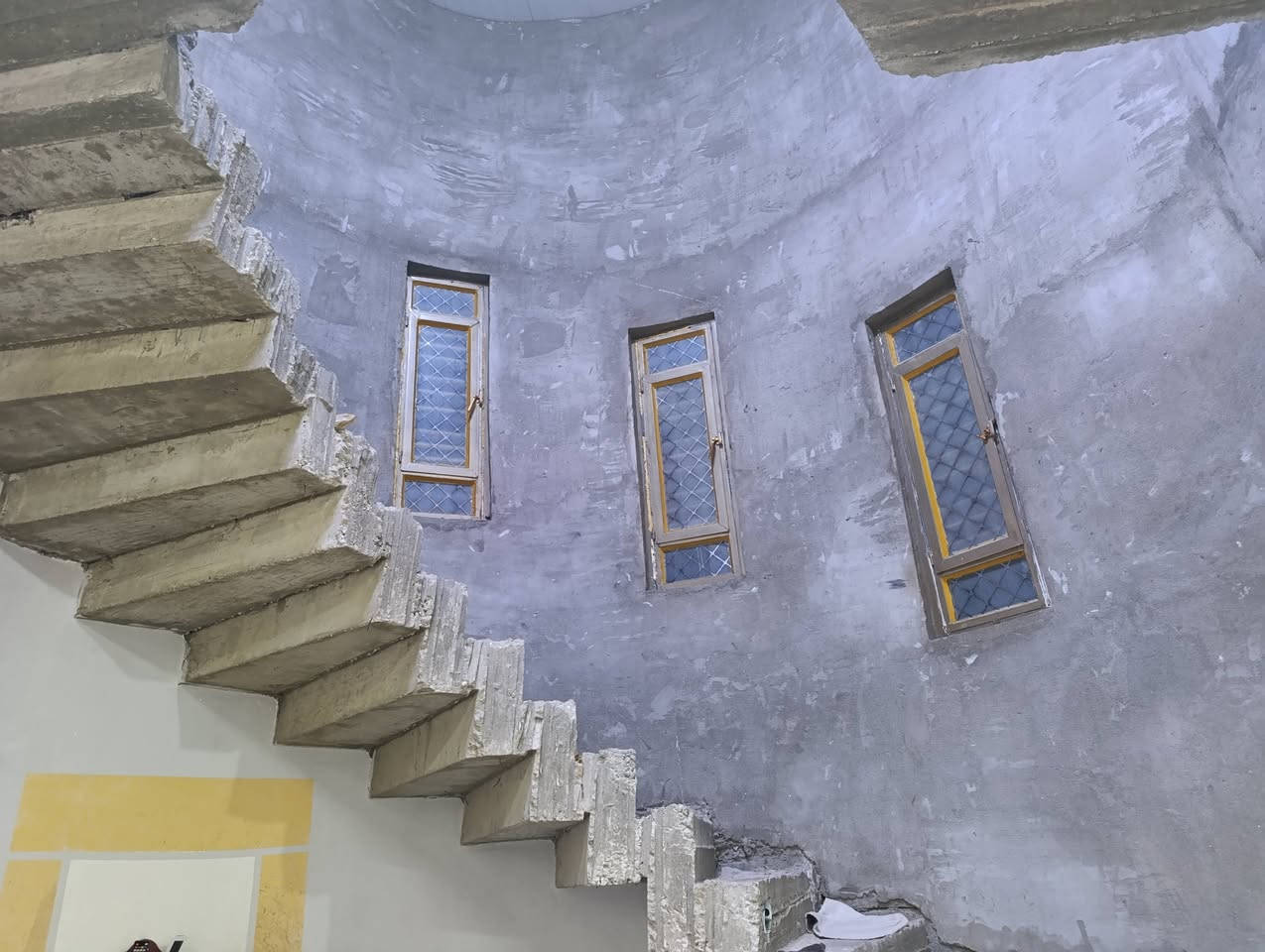 البيت وقف سني ثلث خيرات مسجل اصولي بالوقف باسمي
مدفوع لايجار السنوي لغايه ٢٠٢٦ يعني ٢٠٢٧ يستحق دفع 
مبلغ لايجار السنوي ٧٥٠ 
البيت مبني من البلوك نوع تاجريان درجه اولى من اجود انواع البلوك 
ارتفاع السقف ثلاث امتار و ٤٠ سم تقريبا 
الابواب خشب تفصال نوعيه درجه اولى 
الشباييك والبيبان كذلك تفصال 
الكهرباء دفن 
الارضيه سيرايميك كل لبيت 
ماعدى الكراج صب 
السقف مغطى بسقيفه حديد 
مدخل البيت القمريه كي سبان


**إذا كنت صاحب هذا الإعلان وتريد حذفه لأي سبب، رجاءا أرسل رسالة إلى الدعم الفني**