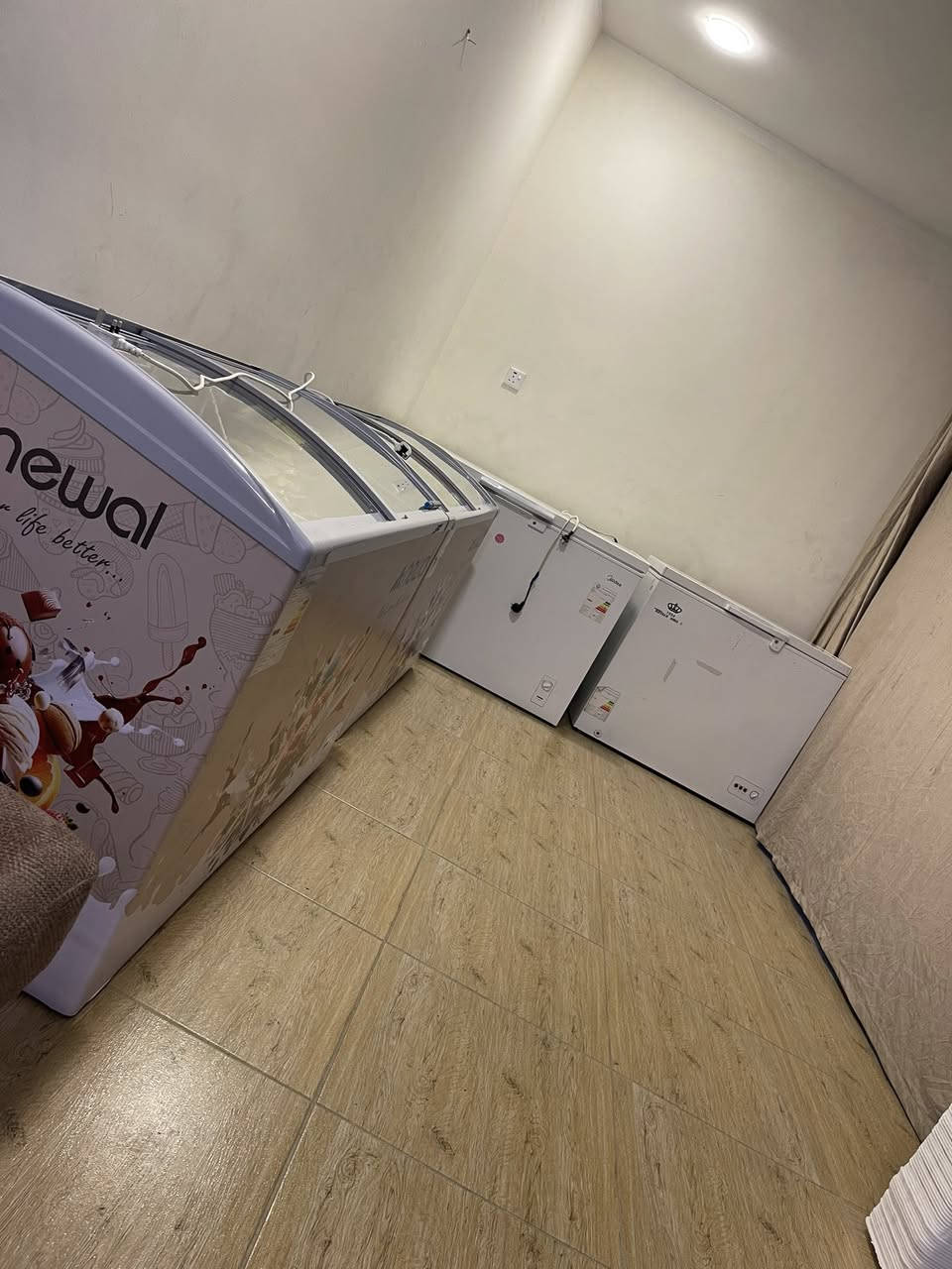 عارضات للبيع حجم الكبير عدد٢  الوحده ب٤٠٠ الف 
مجمده حجم الكبير  ب٤٠٠ سعرهه

للاستفسار ***********
