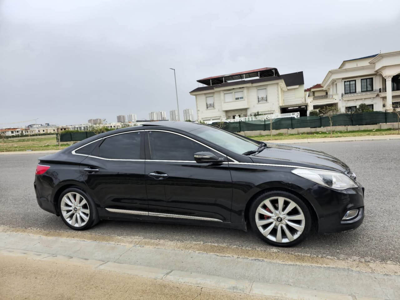 هۆندا ئەزێرا  ٢٠١٢
مەکینە 3.0ی 6 پستن 
فول فول مواسەفات 
سلایت 
پانۆراما 
شاشە گەورە 
کامێرا
٢ دەرگا بەسمە 
بەسمەیە 
کوشین جلد 
کوشین خەزن و کارەبای 
کوشین هیتەر 
٣ پەردە بیلاد 
ئاوێنە شەفت و کارەبای
سوکان ڤۆلیۆم 
تەعدیل سورعە 
سەیارەکە بێ سبوغە هیچی نیە 
گێڕ و مەکینە نەکرایتەوە بیلاد بە شەرتی فەحس و وەستا 
سەیارەکە زۆر توندو تۆڵە هەمو شتێکی بە شەرتە ماڵی دۆستە 
ڕەقەم و سەنەوی و ژینگەی نوێیە 
بەناوی خۆمە 
نرخي 118و مەجالێکی برایانە 

 ***********
هەولێر أربيل, العراق
