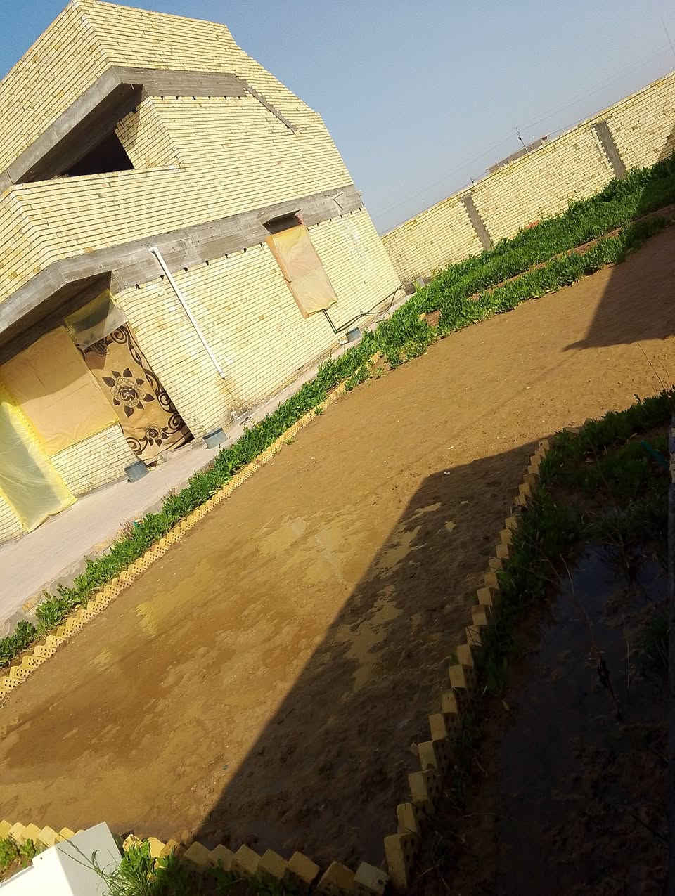 السلام علیکم دار للبیع  العنوان صویره مقابل محطه رضا الصالح  المساحه الکلیه800م مساحه البناء400م یحتوی علئ اربع غرف نوم +صاله کبیره+مطبخ حار وبارد +مضیف کبیر + مسبح خارجی +صحیات خارجیه  سند 25 طابو زراعی ***********
