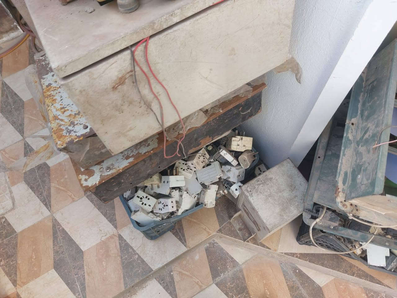 غراض كهربائيات للبيع جديد ومستعمل 
مكان الزعفرانية الاتصال 
***********
