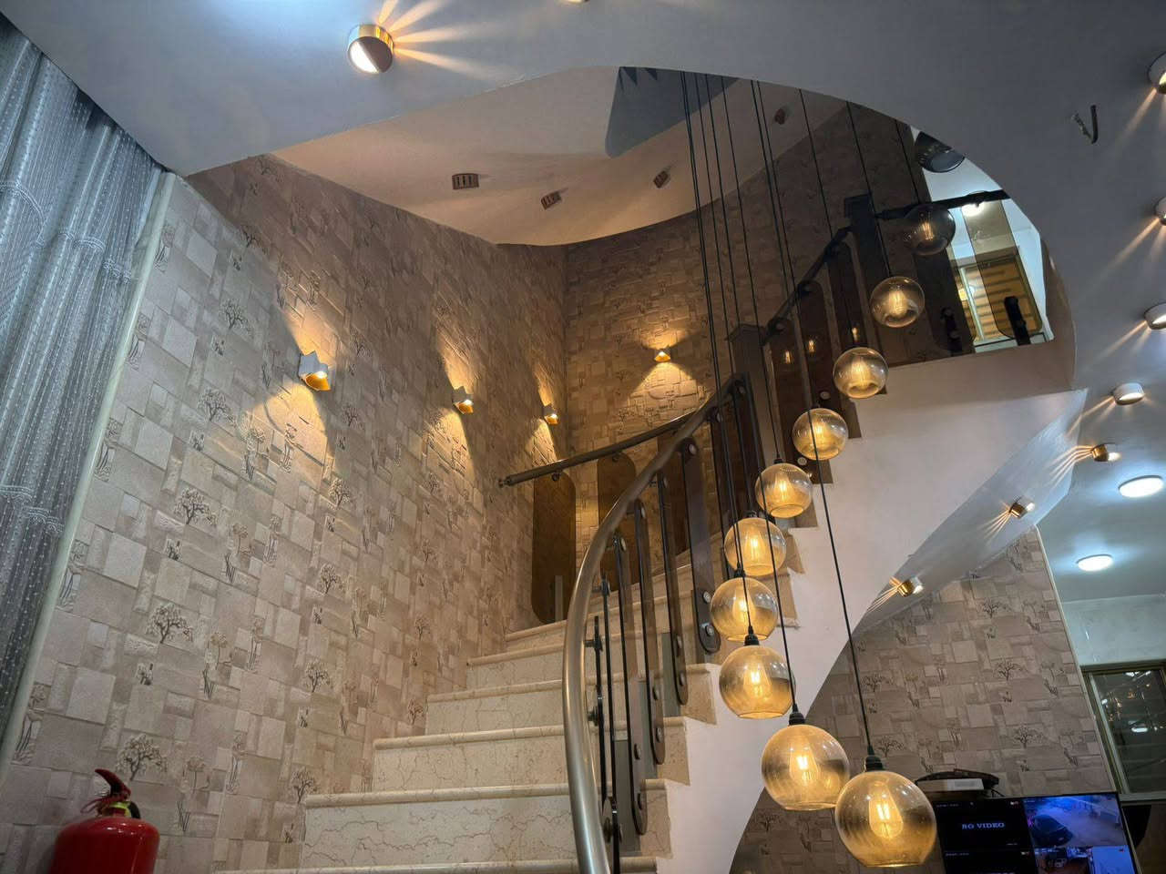 من صاحب البيت مباشر دار للبيع ١٠٠ متر طابو زراعي سند ٢٥مشمول بالتطويب طابقين دبل باليوم الواجهه والنزال 6في 17 كوفه علوه الفحل قرب جسر الإمام علي مقابل مدرسه عبدالله الرضيع شارع عرض ٨م مبلط يتكون الدار من ثلاث غرف نوم واحده (نظام سويت)وصاله واستقبال ومطبخ يتكون حار وبارد وأربع مجموعات صحيه ومخزن والبناء طابوق نهروان وسقف صب كونكريت وأرضيه مرمر للاستفسار ***********
