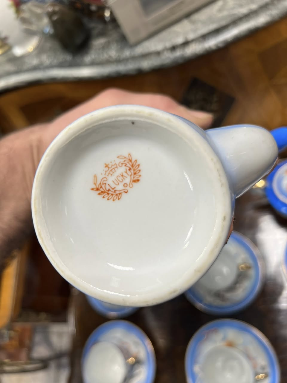 سيت ابو التنبن لون ازرق صيني قديم  واحد من الاكواب مكسور وملزوك
***********
