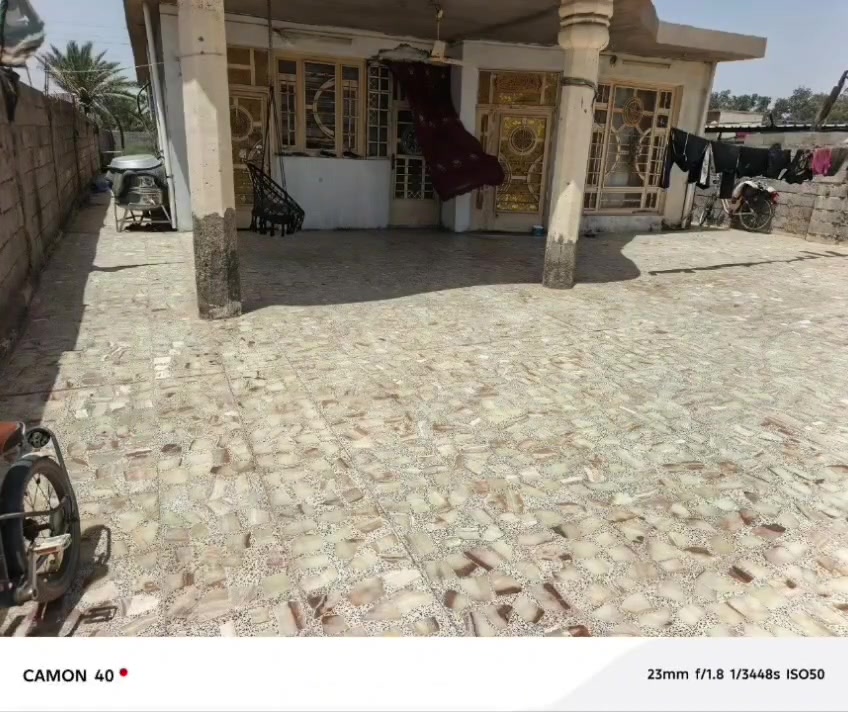 يا الله
أرض أكثر من نص دونم 
يحتوي على جملون 
وبيت متكون من ٢ غرف نوم 
وصاله واستقبال ومطبخ ومجمعات صحيه 
كذلك مساحه وحديقه  أمام البيت 
وحديقه ومساحه خلف البيت 
مثل ما موضح بالمقطع
مع العلم 
ماء أسأله وكهرباء وتبليط واصل
الموقع مقابل التصنيع خلف المعارض 
الأرض على قانون ١٧
للأستفسار أكثر 
مراجعة مكتب دار السلام
 بحي الموظفين
 او الاتصال 
ابو حيدر 
***********
***********
ابو حوراء 
***********
***********
