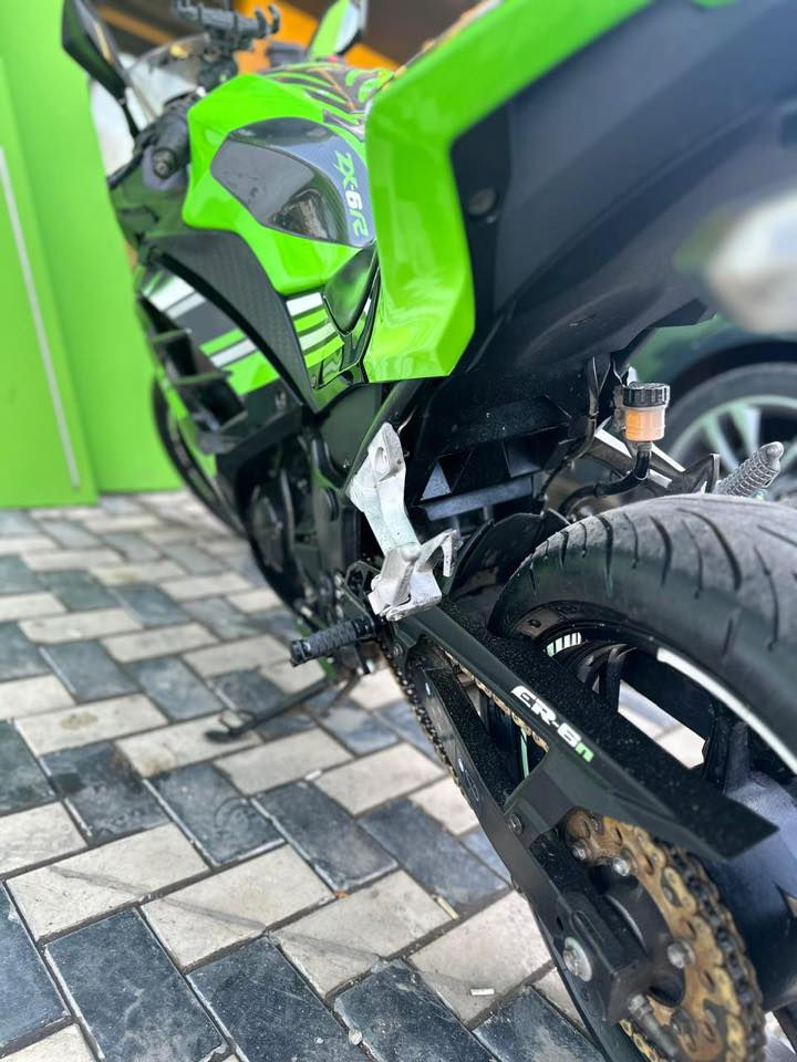 السلام عليكم.
دراجة كاواساكي للبيع.
المحرك : ٣٠٠ cc
الموديل :2015
الدراجة مرقمة بغداد مشروع وطني بأسمي.
الدراجة بالاصل كفراتها اخضر فاتح بالكامل بس بدلت كفرات جدد قبل اكثر من سنة. و الي راح تشوفوها بالصور.
١-الدراجة نظافة الكفرات ٩٠٪؜
٢-المحرك مفتوح مبدل يطغ يم مصطفى مشمش ورجعت المكينة بلادية ما بيها اي شي صار اكثر من سنة.
٣-دهن MOTUL 10W-40 4T
٤-فلتر دهن K&N
٥-فلتر شوتة CICMOD
٦-بانزين كلة محسن.
٧-بلكات NGK ليزرية.
٨-تايرات مشلن نظيفات.
٩-باتري جديد من BS.
١٠-ماشية 42 الف كيلو وقابل للزيادة.
١١- صالنصة بلادي.
الدراجة اخذتها للتعلم فقط وحالياً اريد اخذ دراجة محرك 1000cc.
سعر الدراجة 31 ورقة وبيها مجال بسيط.
ما متواجد على الفيسبوك فقط على الواتساب.
اذا عاجبك تجي تشوف الدراجة كل الهلا بيك تواصل وياية على الرقم.
العنوان بغداد.
***********
