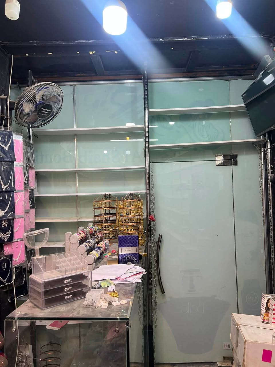 رفوف جدار مع سكك رف جام مع ميز جام للبيع ***********
