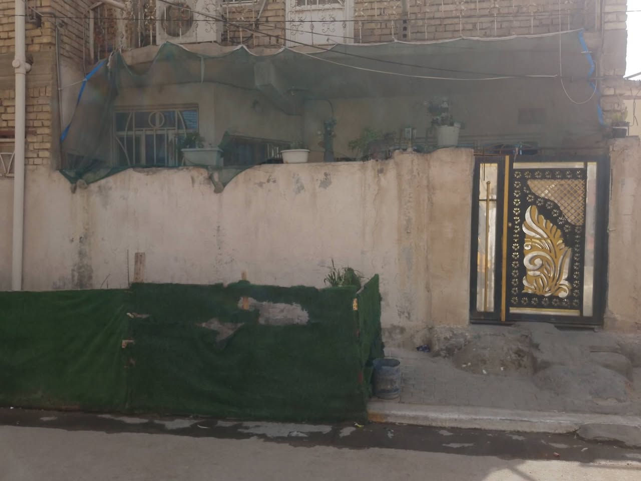 السلام عليكم دار طابقين. كربلاء حي العسكري قطاع 15 خلف التجاري المساحه 100م مربع الوجه 9م نزال 11م البناء الطابقين طابوق جمهوي السقف الطابقين مسلح الارضيه كاشي يحتوي الطابق الاول غرفة نوم صاله استقبال مطبخ وصحيات يحتوي الطابق الثاني 3 غرف منام كل غرفه نظام اسويت بيت نظيف/السعر 138 مع المجال/***********
