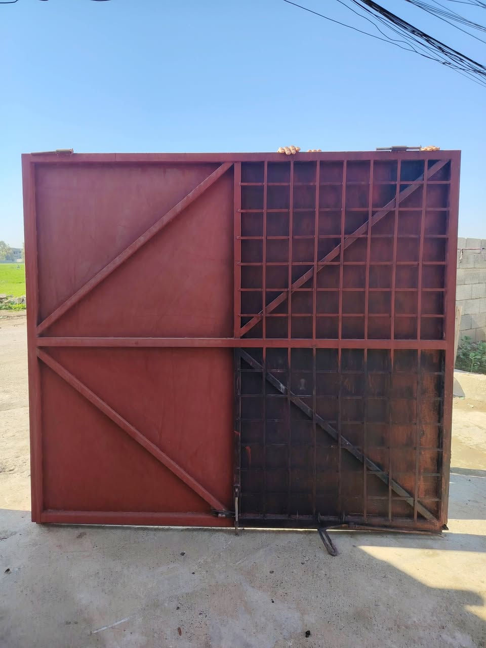 متوفر باب حديد ثقيل الطول ٣ أمتار ونصف الارتفاع ٢متر السعر ٤٠٠ وبي مجال المكان الموصل الشلالات***********
