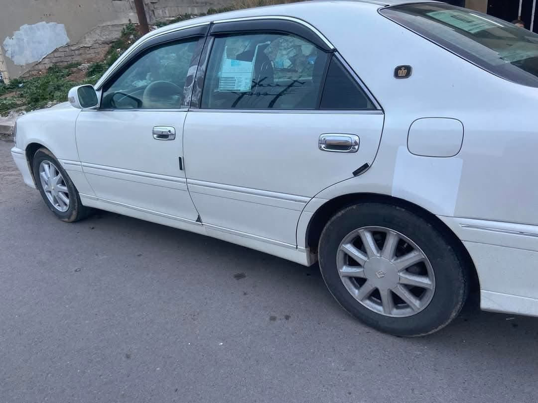 ملكة 2001
مدفوع كمرك واوراقها كامله باقيه عالترقيم
رقم كركوك ارقام وسنوية وملصق اصليات مابتها مو حديدة 
دفتر بانزين بيها 
كصتين 
تكسي ورجعتها خصوصي بيها كتاب صبغ
محرك ديفور الچبير
وكالة شرط 
السعر 70 وبيها مجال او مراوس حسب القناعه
***********
