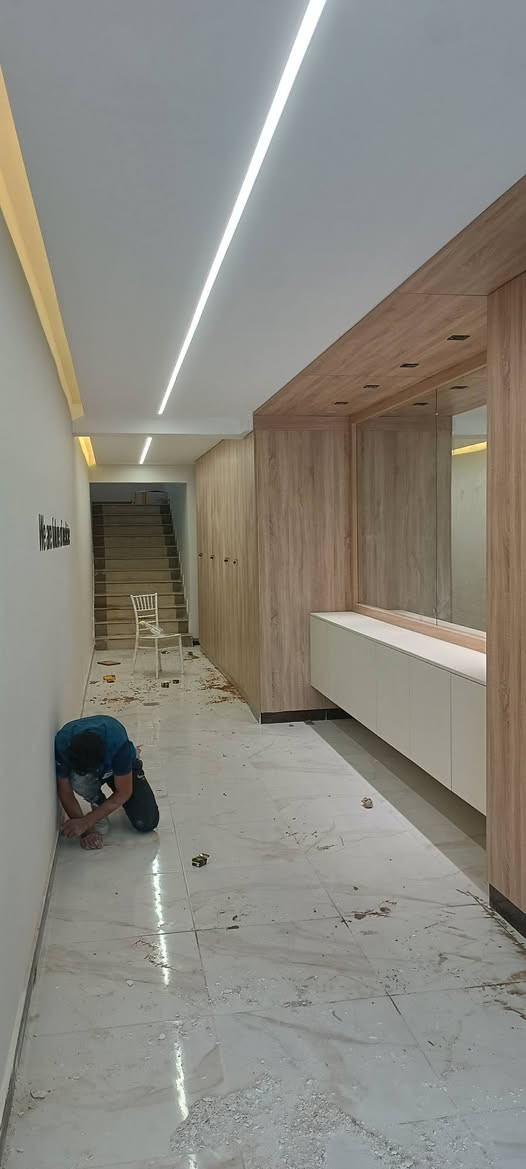 كادر هندسي متخصص لتنفيذ جميع  اعمال الديكور الداخلي والخارجي للمنازل ، المجمعات الطبيه ، الكافيهات ، المجمعات التجاريه ... 
جبسنبورد ( تركي كوناوف أو متحده ) 
حديد ثقيل 0.5 مقاوم للاحمال 
معاجين واصباغ من شركات رصينه ( جوتن ' بتك ' ديلوكس ، همبل، بلو الايطاليه ...وغيرها .
سحب بورك ' كورنيش ،للديكورات الملكيه والكلاسيك والنيو كلاسيك 
بوردكس للواجهات المنزليه والمطاعم والمحال التجاريه 
كافه اعمال الفوم التركي والكوبلنات 
جميع المواد المستخدمة خاضعه للفحص الهندسي .
اشراف هندسي على جميع الأعمال وضمان لمدة ١٠ سنوات 
التصميم + اعمال الكهرباء مجاناً للمساحات الكبيره 
موبايل او وتساب / ***********
