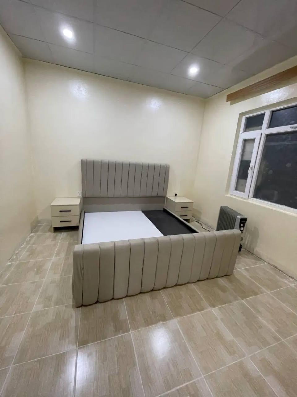 ✨ غرفة نوم راقية… ذوق ونظافة ولمسة فخامة! ✨
للدلال والراحة… جهزّنا لكم أحدث موديل غرفة نوم كاملة بلون عاجي هادئ يفتح النفس ويكبر المكان ❤️
🛏 سيت كامل يتكون من: • تخت مودرن مبطّن قماش مخملي ناعم
• ميزين جانبيات عملية
• دولاب كبير مع مرايا بكامل الواجهة
• تسريحة واسعة مع أدراج مرتبة
🎨 اللون العاجي الفاتح يمنح الغرفة هدوء وأناقة ويضوي المكان حتى لو الإضاءة خفيفة.
✔️ تصميم عملي
✔️ خامات قوية
✔️ تنسيق مثالي لكل المساحات
🔸 إذا تدور على غرفة نظيفة، مرتبة، مودرن ومناسبة لكل ديكور… فهذا التصميم خيار مثالي!
#المهندس_للمطابخ_التركية_والأوربية 
#غرف_نوم #درسنك_روم #كاونترات #غرف_نوم #أربيل #مطابخ #تصميم #مهندس #قرية_الاسبانية #كراند_مجدي #ترند


**إذا كنت صاحب هذا الإعلان وتريد حذفه لأي سبب، رجاءا أرسل رسالة إلى الدعم الفني**