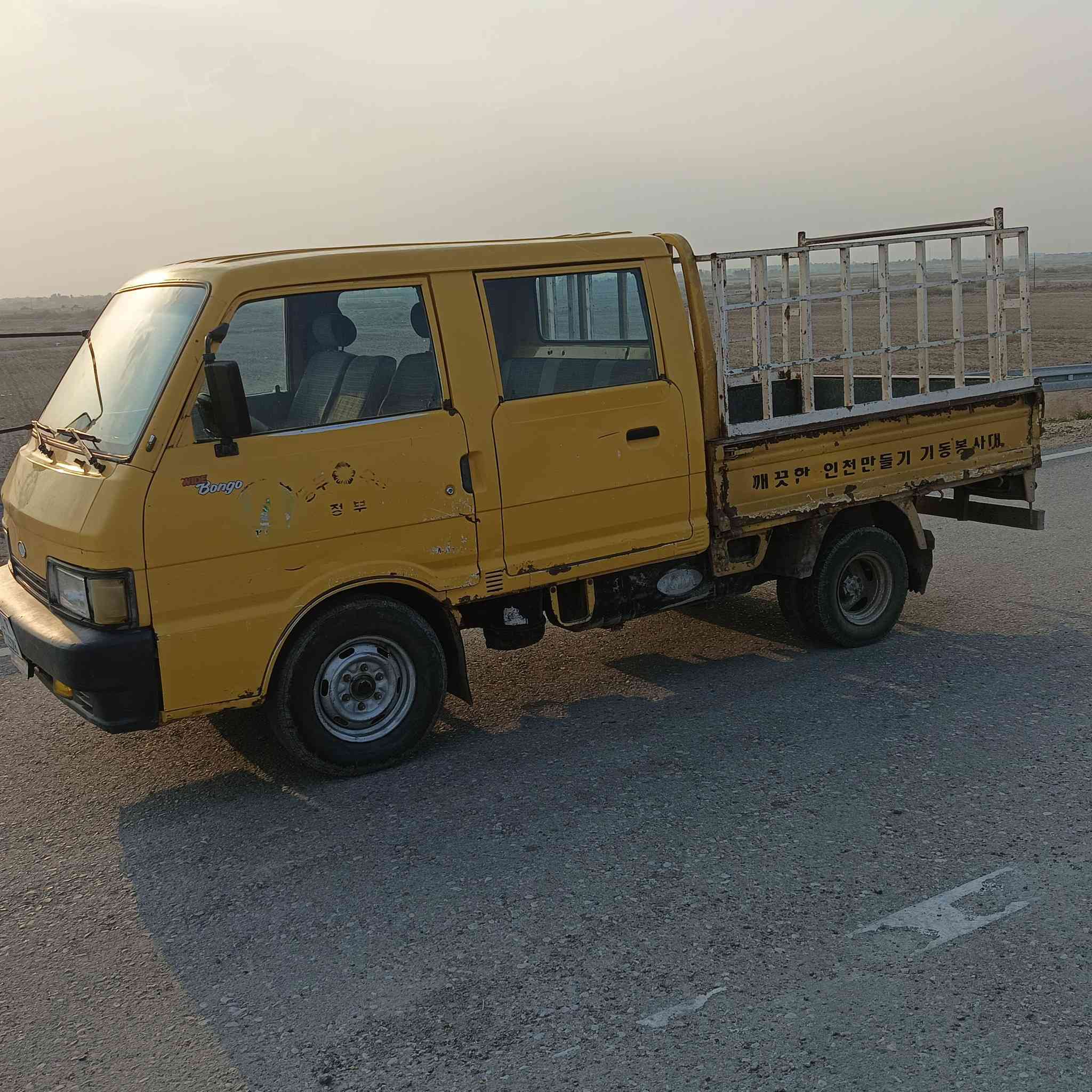 سلام عليكم .....للبيع..... كيا بنگو دبل لون اصفر بلادي موديل 94مسجله بلسنويه95 رقم بغداد  انكليزي بأسمي تحويل ثاني يوم ...رقم شاصي ولقمارة.....رقم اشعار جديد بداية شهر3.... هزة جديده ......شاصي مكفول من الفطر ....كير... محرك ....اكسل.... كهربائيات....كله نضيف .....التايرات كلهن بدلتهن جدد قبل فترة .... السياره مال جناي ...مكان السيارة بغداد/الرشيد ***********
