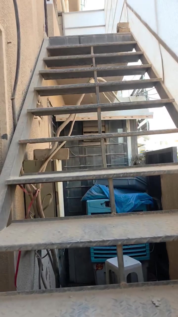 طابق ثاني للايجار دور النفط قرب اسواق شموسه غرفه وصاله وخدمات بيت جديد
اتصال ***********
