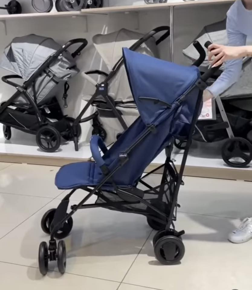 عربانة للبيع جديدة جدا استعمال شهرين ماركة chicco اصدار chicco london
ب ٨٠ و عندي توصيل 
***********
