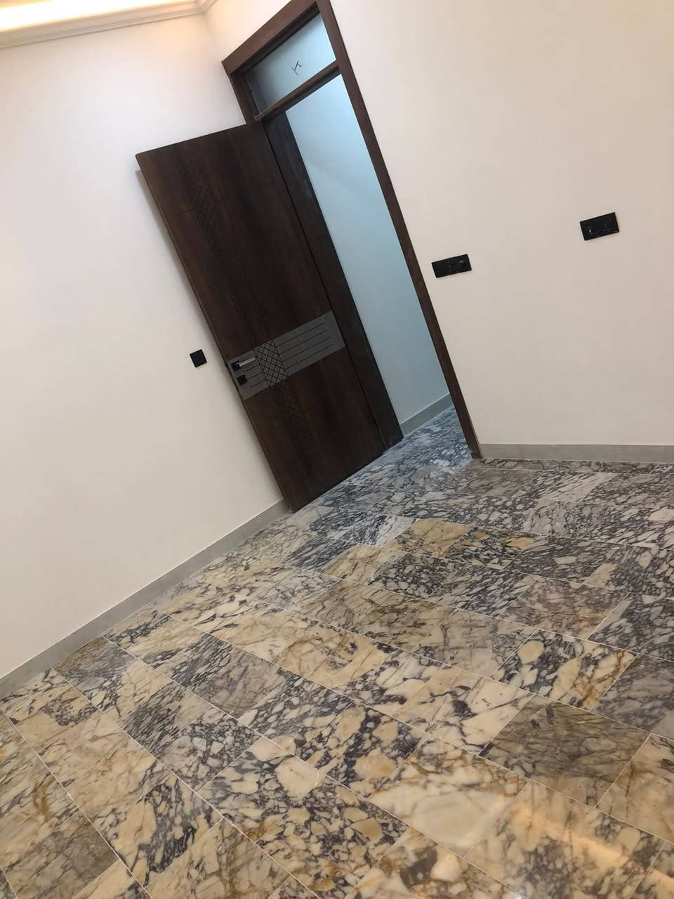 السلام عليكم
يستمر مكتب الشرع للوساطة العقارية بتقديم افضل العروض المناسبة الى الزبائن الكرام 

دار مساحة 100م واجهة 5م نزال20 جديد بناء 2026 غير مسكون بناء درجة اولى مدخلين يحتوي على (3) غرف نوم صالة حولي مطبخ حار بارد خدمات خارجية وداخلية 

    

  للاستفسار — ؛.   

*********** 

***********.    مصطفى الشرع

       

 ~~~~~~~~~~~~~~~~~~~~~~~~~~~~~~~ 

مكتب الشرع للوساطة العقارية

حي اور قرب النادي العربي مقابل جامع الرسول الاعظم

  #الجميع
