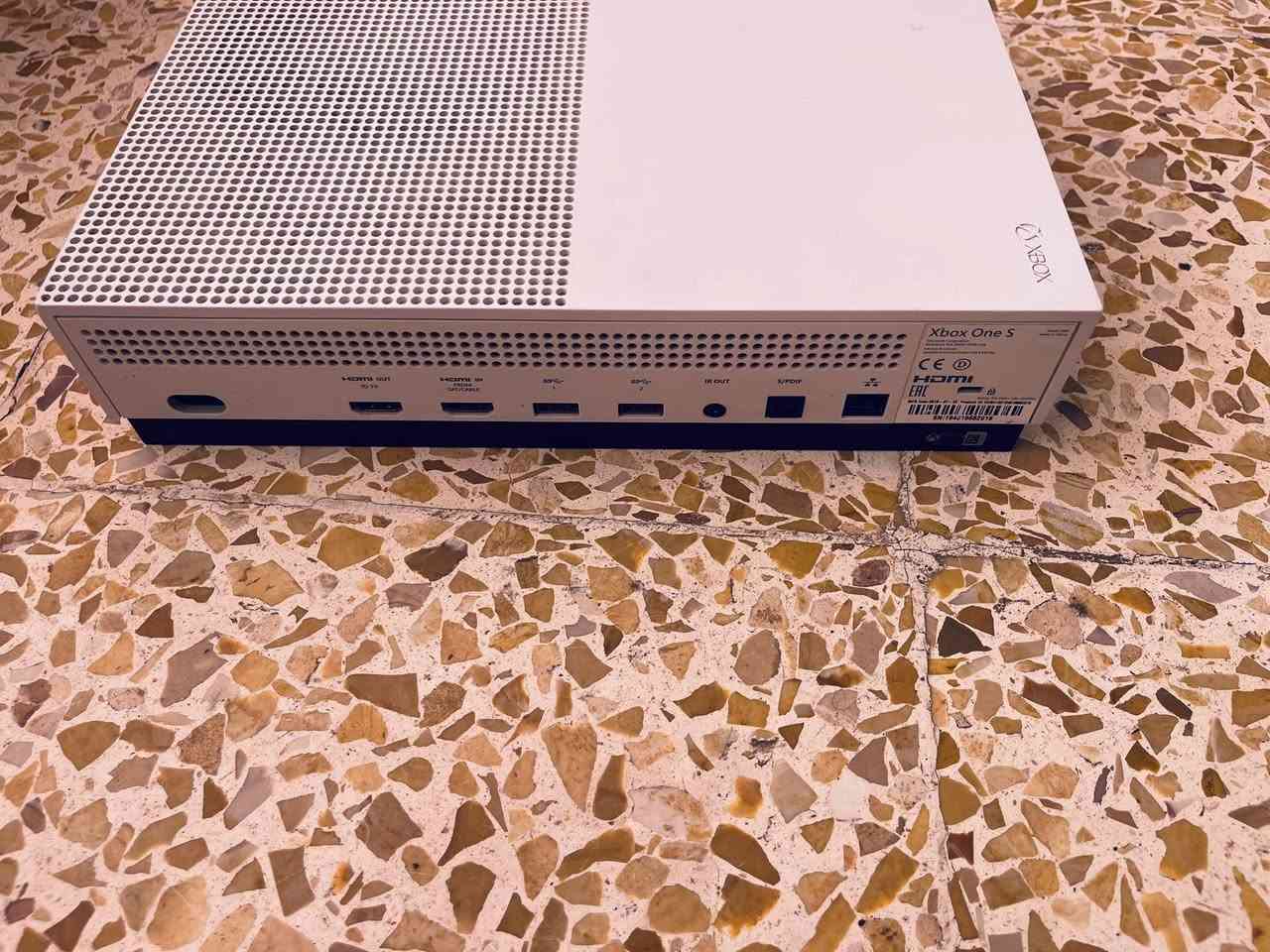 XBOX one s
هارد 1 تيرا
جويستك 2 وياه مع حساب بي شتراك كيم باس التمت شهرين 
ملحقاته كامله 

(ألألعاب )

Call of duty wwll

Call of duty 7

Battlefield 3

Battlefield 1

Cars sport drift 

grand theft auto 5

Tomp raider

pes 2026

جهاز مامفتوح نظافة 💯 
بيع او مراوس مع بلي فور سلم


**إذا كنت صاحب هذا الإعلان وتريد حذفه لأي سبب، رجاءا أرسل رسالة إلى الدعم الفني**