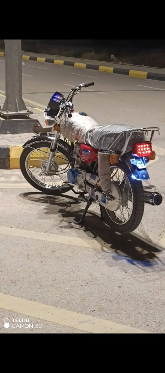 سلام عليكم دراجه نامه ٣احرف شبه شلامجه موديل 2027 اوراق 5 ماشيه 600 كليو نظافه 100% مره وحده بدل دهن محرك مكفول من كلشي على وضع الشركه الدراجه استخدام 15يوم فقط من الوكيل السعر 850قفل بدون عمله لن دراجه جديدة كلش مكاني العزيزيه متواجد عل خاص واتس رقم ***********
