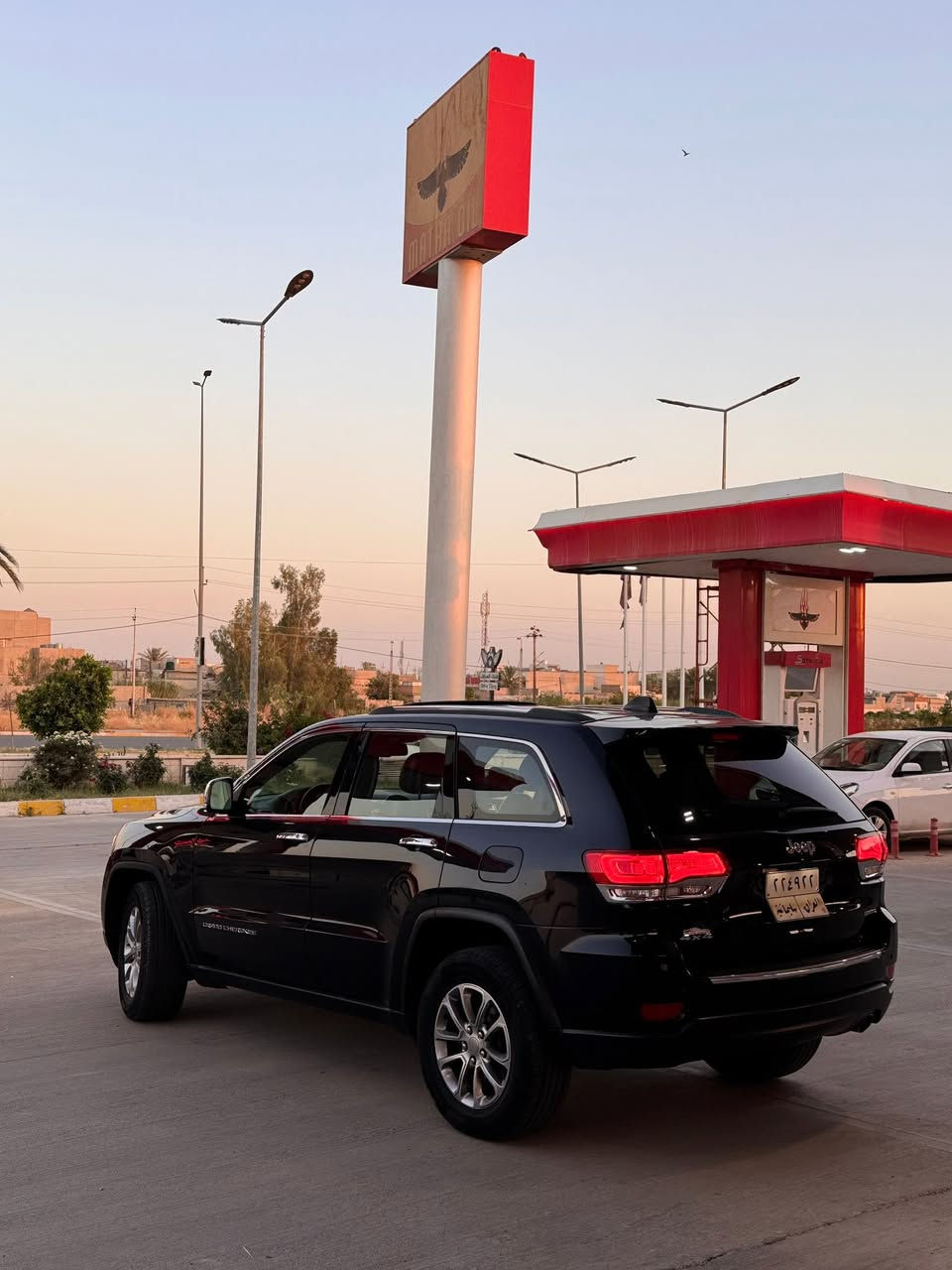 بسم الله الرحمن الرحيم 🌟فرصة للجناية
"أنظف جيب لاريدو في العراق" 🤩♥️
للبيع فقط (بدون مراوس).
المواصفات العامة:
• النوع: جيب گراند شيروكي لميتد (Jeep)
• الموديل: 2016 - وارد امريكي
• الحالة: مكفولة كفالة عامة من الدعامية للدعامية (بدون ضربة، بدون صبغ، بدون فتح بجم كبس)، شرط السونار والفحص في أي مكان يعجبك. (ملاحظة: يوجد مكانين BDR إصبعين، باقي السيارة كفالة).
• المميزات: سيارة "مال بيت" ومحافظ عليها جداً، كتلوكات الشركة موجودة، تقرير كارفاكس كامل.
• المحرك: 6 سلندر (3600cc) - بحالة ممتازة.
• العداد: 90 ألف ميل (90mi).
الإضافات والمواصفات التقنية:
✅ الكهربائيات والداخل: بصمة تشغيل (عدد 2)، سلايد روف تدفئة وتبريد قطعتين جنطة شفط، تحكم ستيرن، مثبت سرعة، مودات قيادة (SPORT - ECO)، لافتات ترحيب، منظومة زينون أصلي خزن كشنات ميموري، گير 8 سرع، عداد 240، شفتات ستيرن شاشة لمس، بلوتوث وأواكس، نظام ملاحة، 12 سماعة منافذ USB خلفي عدد 2
. كشنات حضن كشن خلفي قلاب،نضام انحدار ، رادار خلفي امامي
✅ الميكانيك والتشغيل: نعومة تامة في القيادة، حدادية ممتازة، تخم تايرات جديد وأصلي، باتري جديد.
✅ الشكل الخارجي: مقاعد جلد ، يدات نيكل + بصمة باب عدد 2.
✅ الدفع: 4x4 (دفع رباعي).
معلومات إضافية:
• الرقم: سليمانية جديد.
• السنوية: نافذة لغاية  2031(تحويل أو وكالة حسب رغبتك). السيارة بأسمي
• العنوان: البصرة 📍
للاستفسار ولمعرفة السعر :
يرجى الاتصال أو المراسلة عبر الواتساب على الرقم:
📞 ***********
(بخدمتكم في أي وقت يعجبكم)
