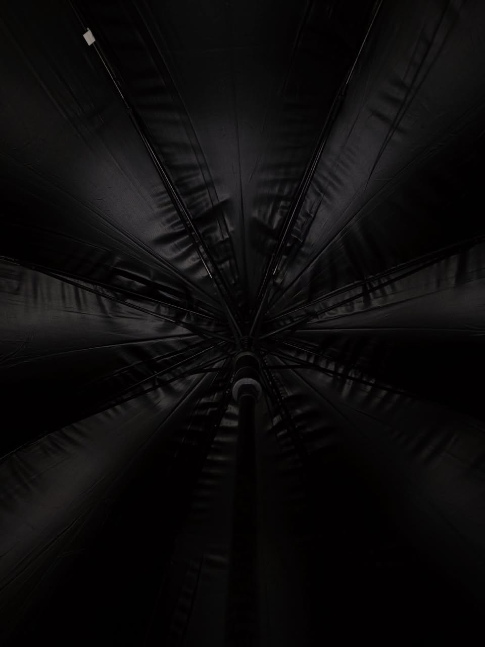 مظلة رولز رويس (Rolls-Royce) الفاخرة. يتميز هذا المقبض بشعار العلامة التجارية الشهير (حرف R المزدوج) المحفور على نهايته المعدنية اللامعة. 

التصميم والاستخدام: تُعد هذه المظلات جزءاً من الإكسسوارات الفاخرة التي تأتي مدمجة عادةً داخل أبواب سيارات رولز رويس

السعر : 25.000 ألف

للاستيضاح
اتصال ، واتس: ***********

يوجد توصيل
لكل محافظات العراق ..
