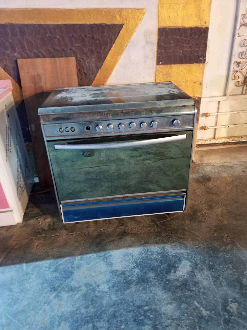 الطباخ مصري رايده ب 150 .والكاونتر رايده ب 300