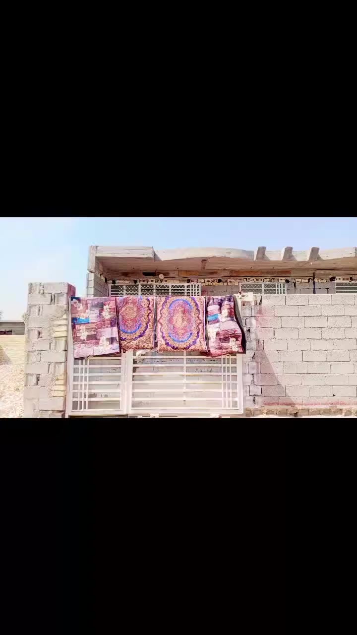 المكان شارع 20 دوانم نهايته 
مساحة البيت 300م يحتوي علا 
مضيف 10متار والعرض 4اونص 
طباخ بارد وحار 
صاله چبيره كلش 
عدد الغرف 3
البيت بناء حديث 

رقم لااسيا واتساب فقط 
***********
رقم الأثير انتصال 
‏‪***********‬‏
