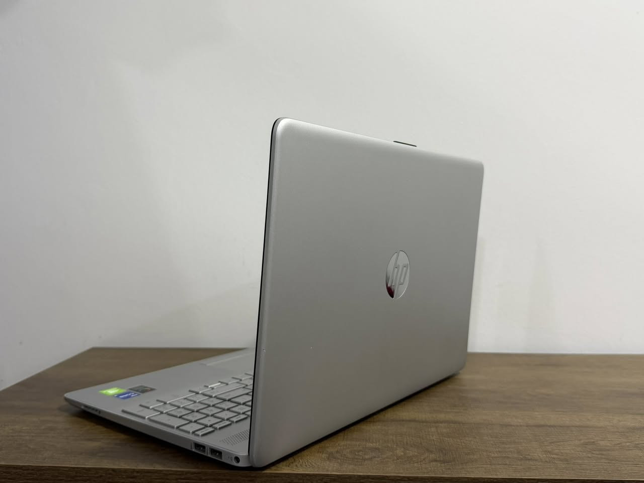 السلام عليكم

للبيع لابتوب HP Laptop 15-dw، الجهاز شبه جديد واستخدامه قليل جداً (البطارية بكامل كفاءتها كما موضح في تقرير البطارية المرفق). مناسب جداً ، برامج الهندسة، المونتاج، والدراسة بفضل المعالج القوي وكرت الشاشة المنفصل.

مواصفات الجهاز:
Intel Core i5 (جيل (12))
كرت شاشة خارجي Nvidia MX550 2gb
كرت شاشة داخلي Intel Iris Xe 8gb
الرام 16gb DDR4
التخزين 512Gb SSD NVMe 
الشاشة 15.6 FHD
Windows 11 Pro 
بطارية الجهاز ممتازة وتقرير الفحص مرفق بالصور
شاحنتها الاصلية وياها

اللابتوب استخدامي الشخصي اخذتها جديدة على ايدي

السعر 650 ألف 

للتواصل :*********** Whatsapp

مكاني :كربلاء-طويريج
