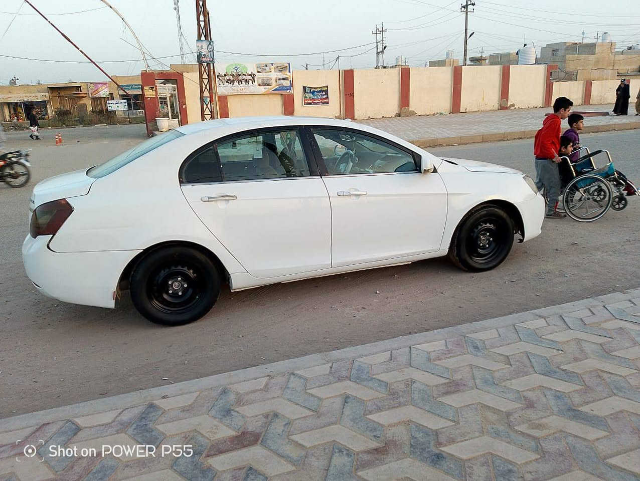 للبيع سياره جلي ام كراند موديل ١٣ محور كورله مكينه وكير وحداديه وتخم تاير وتبريد شغال لايت زنون دوشمه نحله سنتر لوك شغال مكفوله من العيب الشرعي وضربه قويه رقم ذي قار راعيه يريد مدوار السعر ٤٨ وبيه مجال ***********
