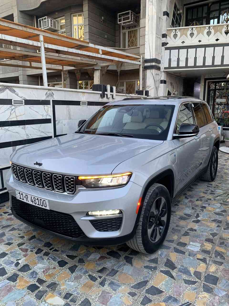 جيب كرانـد شيروكي 2024 
🚨دخول جديد مرقم بغداد مميز  بسمي 
  بانزين + هايبرد + شحن منزلي
المسافة المقطوعة:  32الف ميل

الضرر موضح بل صور ورقم شاصي هم بيها تبديل بنيد وبابتبن اليمنه اصليات نفس الوان صار بيها صبغ جملغ امامي يسره وجملغ خلفي يمنه فقط كلشي واضح بل منشور ايرباك برده فقط 

🚨 فول 1/1
 1شاشتين 
بانوراما طكتين
2. بصمة
داخل اوف وايت 
سستم صوت Alpine
3. تشغيل عن بعد  

5. كشنات جلد

6. كشن السايق ميموري

7. كشنات كهرباء

8. صندوق كهرباء

9. حساسات خلفية مامي 

10.  3 قطع تبريد

11. اشاير بالمري

12. رادار أمامي

13. رادارات 360

14. ثلاث وضعيات قيادة

15.  نظام اختيار الباتري او بانزين

16. كير ماوس

17. نظام منحدرات

18. هيتـرات بالكشنات

19. ويل كب كروم

20. لايتات لد

21. بكلايت لد

22. كشافات

23. بصمة أبواب

فول مواصفات 1/1   
السعر 268$ورقه  
مكاني بغداد جديده الاتصال

‭0773 548 4352‬
