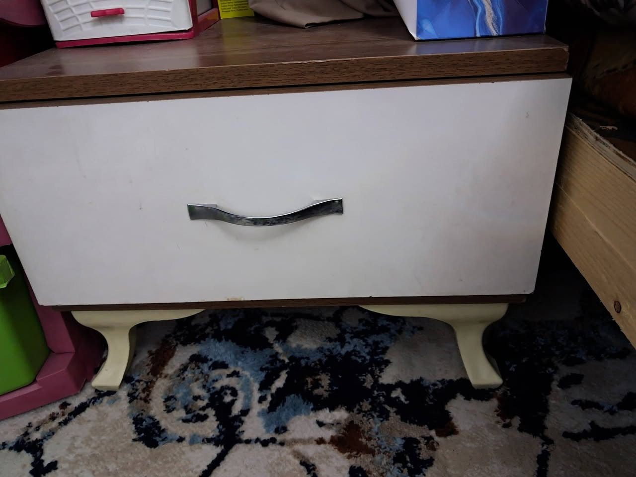 غرفة للبيع
ميز  كنتور بوفايت ٢ 
وسير جرباية بدون تخت
السعر ٧٥
مكانيي بغداد الاعلام 
 ***********
