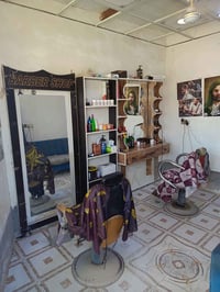 ميوزة حلاقه عدد 2 مع 2كراسي حلاقة الكراسي شغالات بس عوزهن شوية دوشمة ب...