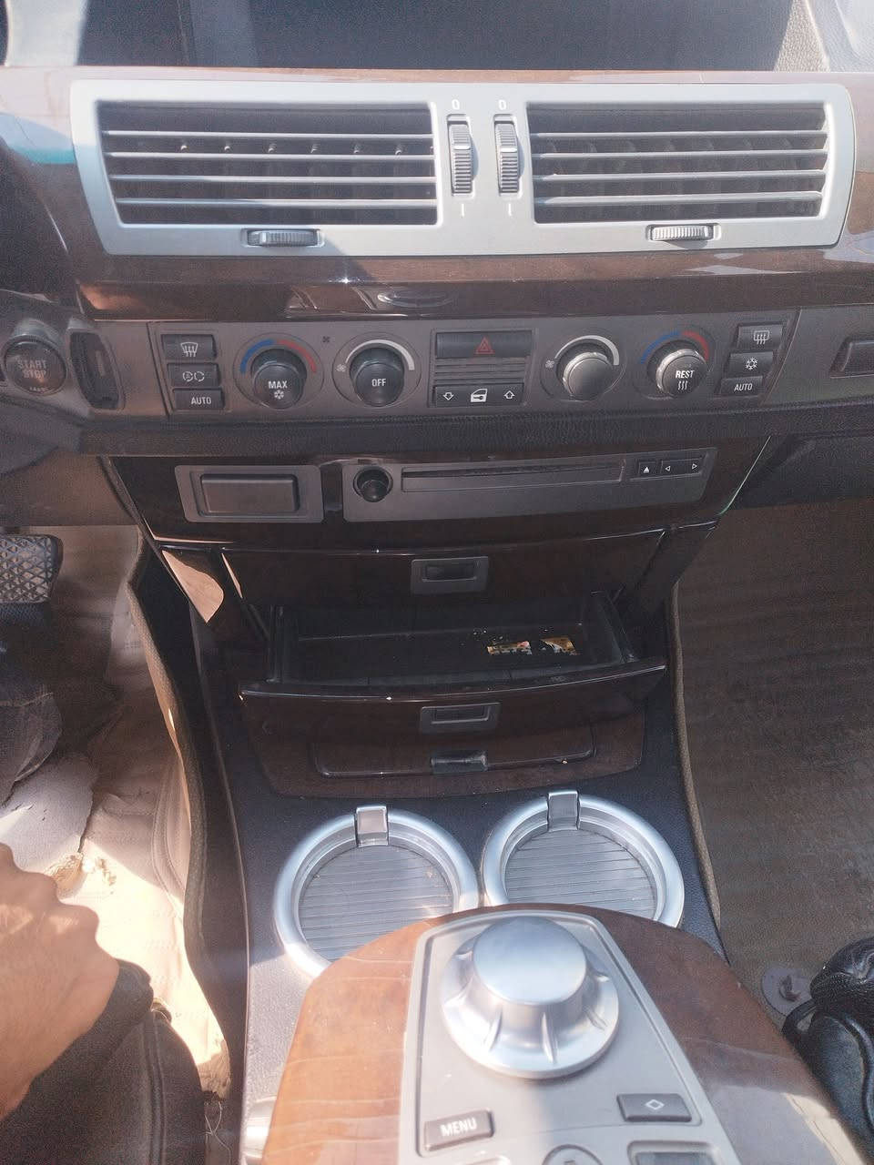 السلام عليكم 
باخره ٢٠٠٥ محدثه ٢٠٠٨
٧٤٥ i
بيها منظومه غاز ايطالي 
رقم كركوك اصولي ملصق وسنويه
بدون كمرك 
السعر 80 
***********
