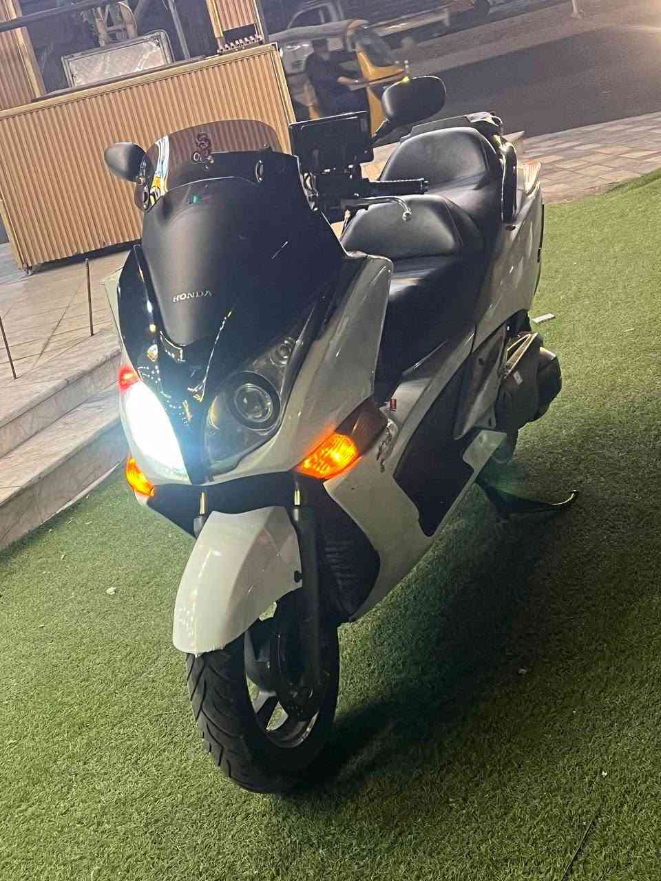 السلام عليكم        مكلف بالنشر 
سلفر ونج جيتي 400 ،نضافة واضحة كدامك بالصور  ، محرك ما مفتوح ، كهربائيات كلها شغالة ، مزودة بشاشة تصفح ، والمراية قطعتين ، وبيها  كاسحة. مكاني بغداد حي اور 

، غير متواجد في الفيس ، اتصل ***********
