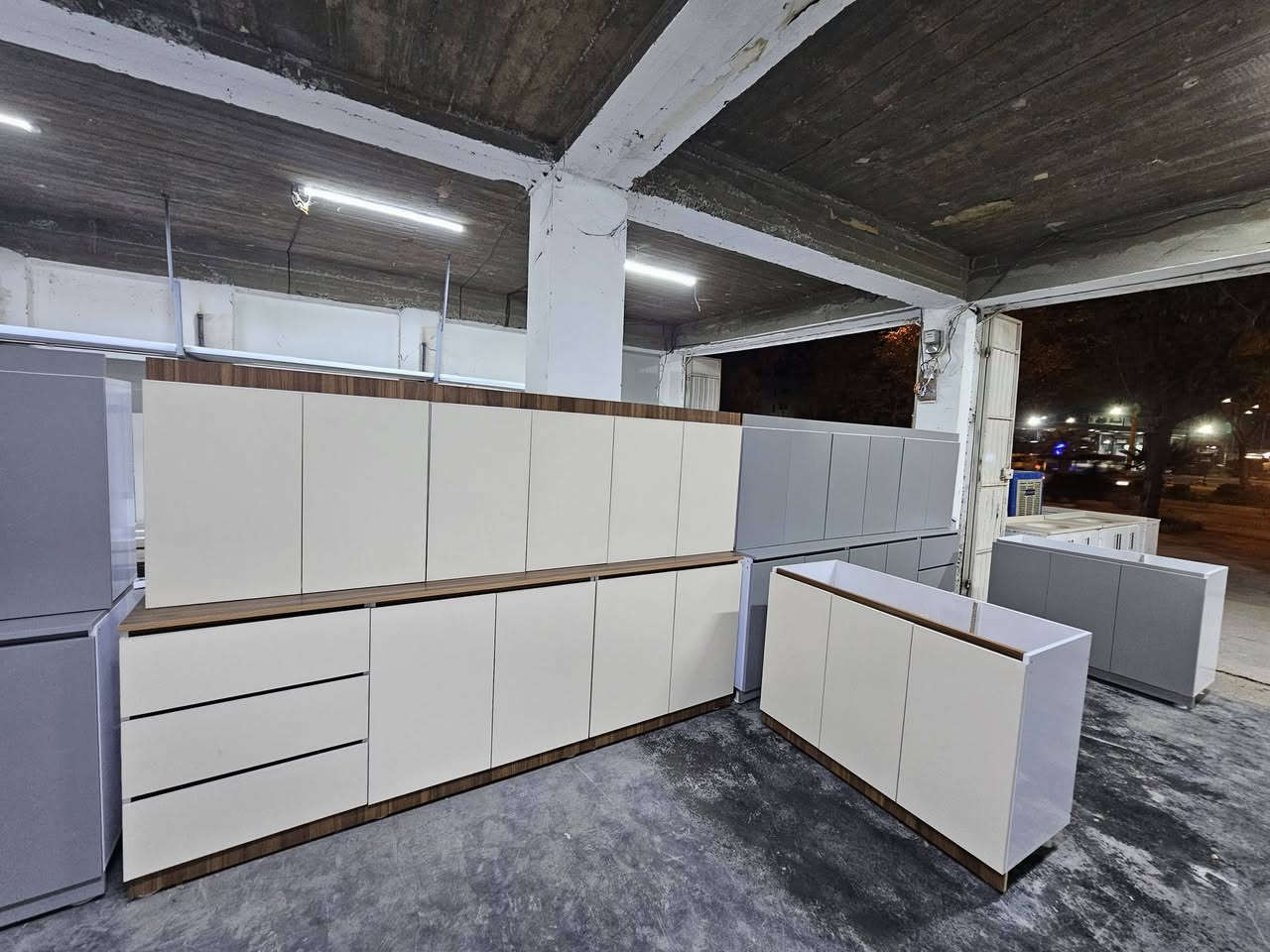 ئه م كه وانته رانه بو فروشتن
كورينه وه ش ده كه م

هه موويان تازه ن ده ستي دوو نين

***********
