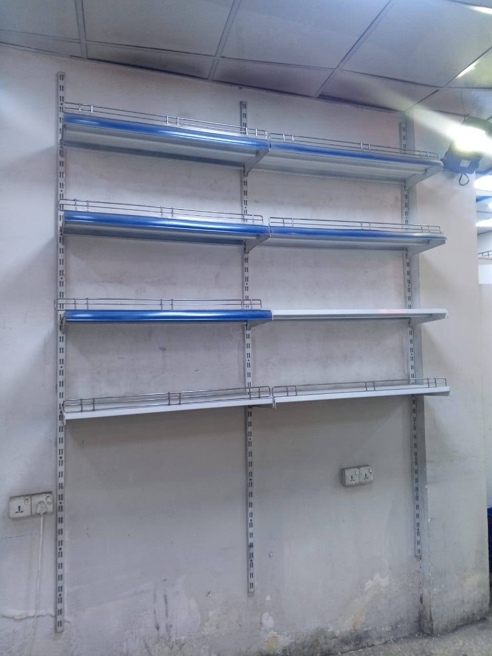 السلام عليكم عندي هاي الرفوف محل البيع المكان بغداد ***********
‏‪
