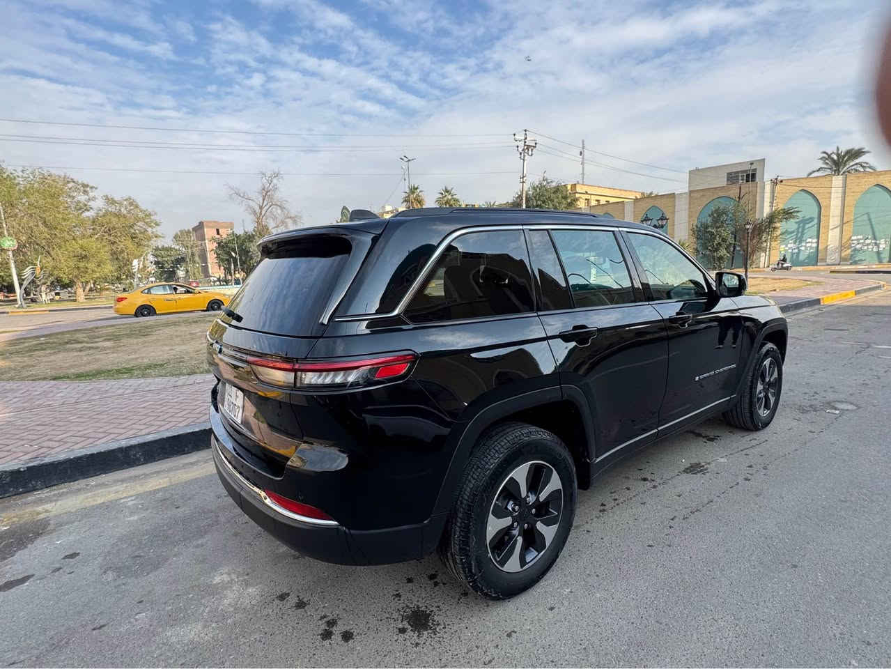 ‏  حادث بسيط جدا Jeep Grand cherokee 4xe
الموديل٢٠٢٤ 4x4 هايبرد
ماشية 39000 
الداخل لونين مطعم بصاج
إنارة داخلية LED 
5 راكب 
‎3 انضمة بنزين +هايبرد +كهرباء
#مواصفاتها
.  
.بصمه تشغيل عن بعد
.دمام خلفي
.كشنات جلد
.كشن السايق ميمري
.كشنات كهرباء
.صندوق كهرباء
.حساسات خلفيه 
. قطعتين تبريد 
.اشاير بالمري
.رادار امامي
.رادارات 360
خمسة وضعيات قياده
. بنوراما فتحتين
. كير ماوس
. نظام منحدرات
. هيترات بالكشنات 
.ويل كب كروم
.لايتات لد
.بكلايت لد
.كشافات
.بصمة ابواب
. نضام توقف ذاتي
فول مواصفات 1/1  بعد بيها مواصفات
صور الحادث على الخاص
السعر 325$ وبيها مجال
للاستفسار اكثر الاتصال على الرقم

*********** بغداد, العراق
