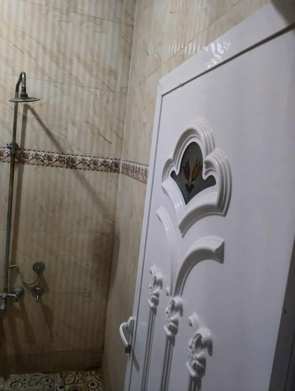 🔰♦️ دار سكن للبيع (✨مــوقع مميـز ✨)♦️🔰 
                    
♦️ الــمنطقة : حي الجامعة  
 
♦️ الموقع : ركن على شارع 15 قرب شارع 30

♦️ الــمسـاحــة  : 200م  
 
♦️يتكون من طابقين ♦️

⭐الطابق الاول ⭐
 🌿  استقبال  - 🌿مطبخ  - 🌿هول 
  🌿غرفتين نوم  -🌿  ومجموعة صحيات 

⭐الطابق الثاني ⭐
🌿 اربعة غرف نوم  🌿 صاله 🌿 - ومجموعة صحيات 

✨مـــلاحظة ✨ 
المجموع 6 غرف نوم 🛏️🌿

♦️ ملاحظة ♦️
التفاوض مع صاحب الدار حصراً 

❌لــمــعــرفـــة الــمــزيــد ❌
الاتصال على :
📱***********📱
