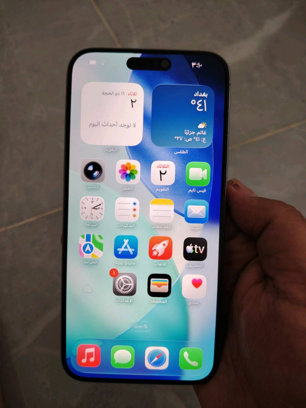 آيفون 15 برو ماكس نظيف، لون تيتانيوم طبيعي، سعة 256GB، البطارية 85% وعدد الدورات 804. الجهاز شغال طبيعي ومنوّر، والهيكل والشاشة يبينن بحالة جيدة بدون كسر واضح. مناسب للي يدور جهاز مرتب واستعماله طبيعي.