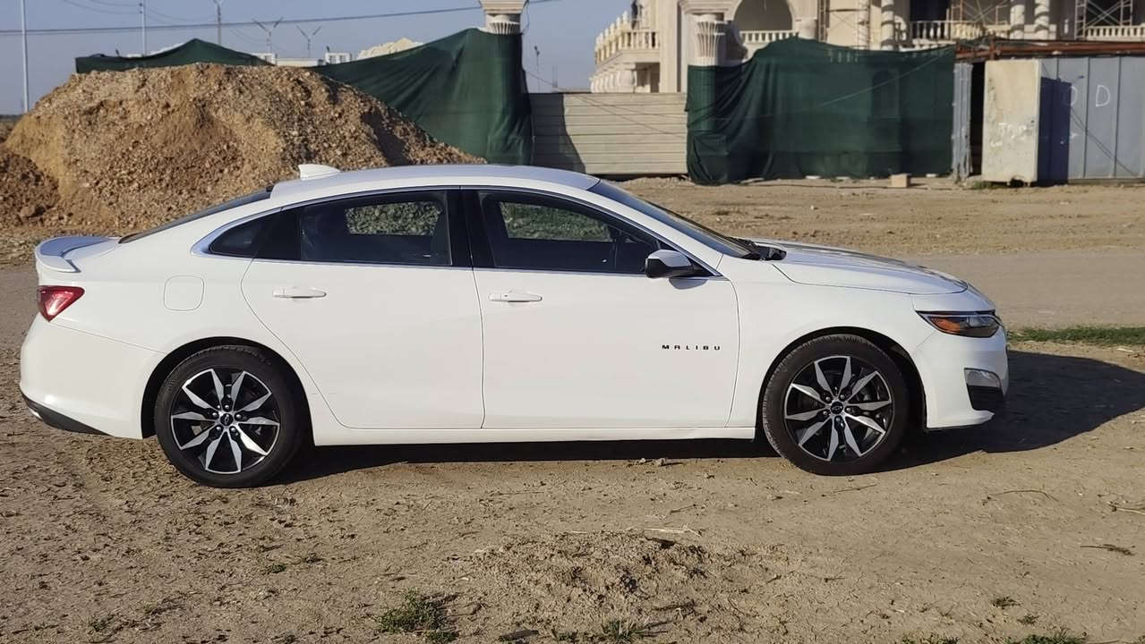 السلام عليكم ماليبو 21 RS رقم بغداد للبيع
حادثهة موضح بالصورة ماشية 108 
بيهة بارد جهة السايق بين البابين 
وبيهة طخة بالباب الخلفي مال السكن 
طخة كلش خفيفة 
دعامية جديدة مع لايتات 
كلشي جاهز بيهة 
المكان بغداد الشعب  السعر 110 مال مستعجل 
***********
