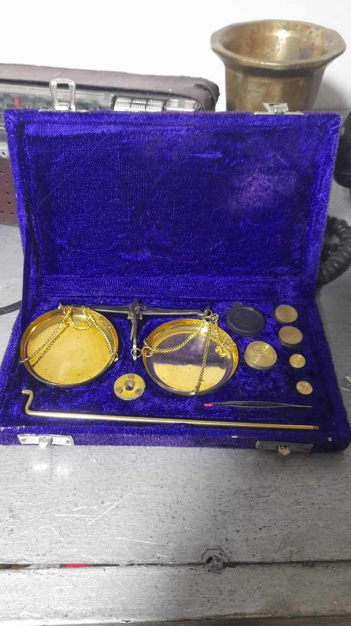 ميزان ذهب كامل مع وزناته مع علبه مخمل وهي تثبت القاعده يصلح للاستخدام والديكور المكاتب والمحاميين قطعه جميله وبسعر مناسب


**إذا كنت صاحب هذا الإعلان وتريد حذفه لأي سبب، رجاءا أرسل رسالة إلى الدعم الفني**